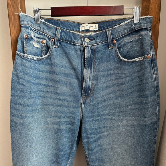 Abercrombie Curve Love Ultra High Rise Ankle Straight Jean - Picture 2 of 8